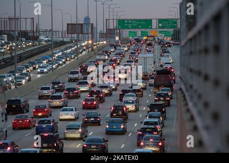 Des masses de véhicules se déplacent lentement sur le pont de Montrose Ave à la 1-90 Kennedy Expressway et la I-94 Edens Split la veille de Thanksgiving sur 22 novembre 2017 à Chicago, Illinois. (Photo de Patrick Gorski/NurPhoto) Banque D'Images