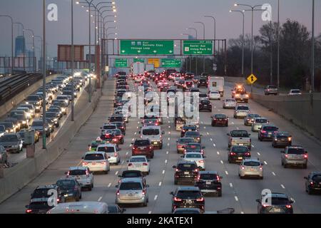 Des masses de véhicules se déplacent lentement sur le pont de Montrose Ave à la 1-90 Kennedy Expressway et la I-94 Edens Split la veille de Thanksgiving sur 22 novembre 2017 à Chicago, Illinois. (Photo de Patrick Gorski/NurPhoto) Banque D'Images