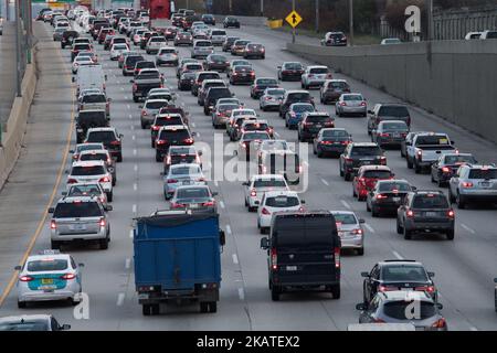 Des masses de véhicules se déplacent lentement sur le pont de Montrose Ave à la 1-90 Kennedy Expressway et la I-94 Edens Split la veille de Thanksgiving sur 22 novembre 2017 à Chicago, Illinois. (Photo de Patrick Gorski/NurPhoto) Banque D'Images