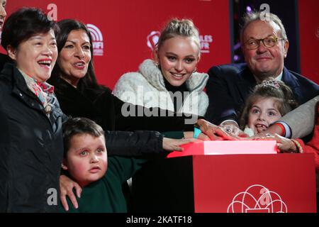 Paris Maire Anne Hidalgo (2nd 8th L), actrice franco-américaine et mannequin Lily-Rose Depp (3rd L), présidente du Comité des champs-Elysées, Jean-Noël Reinhardt (4th L) et maire de l'arrondissement de Paris Jeanne d'Hauteserre (6th L) Allumez officiellement les lumières de Noël des champs-Élysées sur l'avenue des champs-Élysées à Paris sur 22 novembre 2017. (Photo de Michel Stoupak/NurPhoto) Banque D'Images