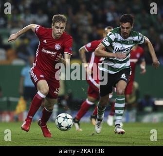 Le défenseur de l'Olympiakos Bjorn Engels (L) rivalise avec le défenseur du Sporting André Pinto lors du match de football de la Ligue des Champions entre le Sporting CP et l'Olympiacos au stade José Alvalade de Lisbonne sur 22 novembre 2017. NurPhoto/CARLOS COSTA. (Photo de Carlos Costa/NurPhoto) Banque D'Images