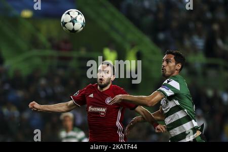 Kostas Fortounis (L), l'attaquant de l'Olympiakos, est en train de voir le défenseur du sport André Pinto lors du match de football de la Ligue des champions entre le sportif CP et l'Olympiacos au stade José Alvalade de Lisbonne, sur 22 novembre 2017. NurPhoto/CARLOS COSTA. (Photo de Carlos Costa/NurPhoto) Banque D'Images