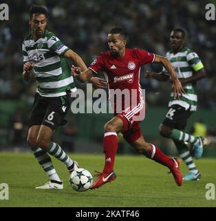 Carcela-Gonzalez (R), milieu de terrain d'Olympiakos, est en présence du défenseur du sport André Pinto lors du match de football de la Ligue des champions entre le sportif CP et l'Olympiacos au stade José Alvalade de Lisbonne sur 22 novembre 2017. NurPhoto/CARLOS COSTA. (Photo de Carlos Costa/NurPhoto) Banque D'Images