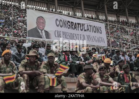 L'image du nouveau président Emmerson Mnangagwa derrière certains des militaires qui l'attendent de venir au stade international de Harare à Harare, sur 24 novembre 2017. Emmerson Mnangagwa a été assermenté en tant que président du Zimbabwe sur 24 novembre, marquant le dernier chapitre d'un drame politique qui a renversé son prédécesseur Robert Mugabe après une prise de pouvoir militaire. Mnangagwa, jusqu'à récemment l'un des plus proches alliés de Mugabe, a prêté serment au stade sportif national de la périphérie de Harare à une explosion de acclamations de la foule pleine capacité (photo de Belal Khaled/NurPhoto) Banque D'Images