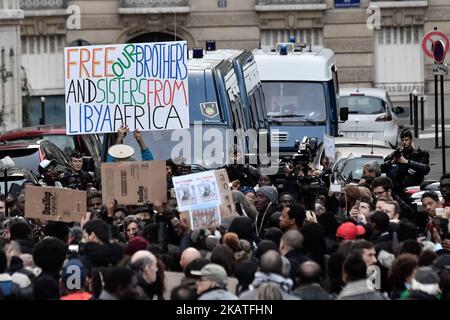 Des manifestants font des signes lors d'une manifestation contre l'esclavage en Libye à 24 novembre 2017, devant l'ambassade de Libye dans la capitale française. (Photo de Julien Mattia/NurPhoto) Banque D'Images