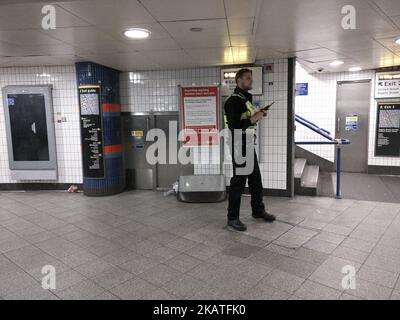 La police est vue à Oxford Circus lorsqu'elle a répondu à un incident dans la station de métro de Londres sur 24 novembre 2017. La station a été fermée alors que trois moteurs d'incendie et des forces armées et non armées ont travaillé pour répondre à un accident dans lequel un client a été signalé comme blessé. La police métropolitaine a déclaré que ce n'était pas lié à la terreur. (Photo de Karyn Louise/NurPhoto) Banque D'Images