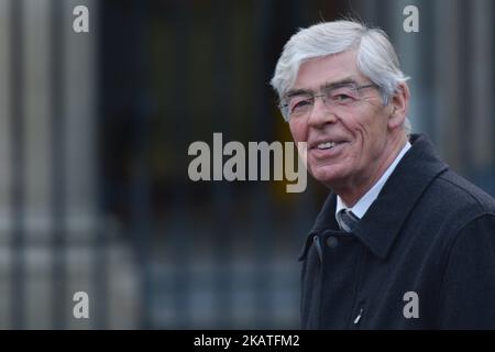 Alan Dukes, un ancien politicien irlandais de Fine Gael vu à l'extérieur de Leinster House à Dublin. À Dublin, Irlande, le vendredi 24 novembre 2017. (Photo par Artur Widak/NurPhoto) Banque D'Images