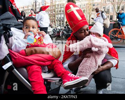 25 novembre, Amsterdam. Patrick Mathurin, qui joue de nouveau cette année le nouveau Saint-Nicolas (de Nieuwe Sint) est arrivé sur son bateau avec ses assistants pour commencer la fête et les bonnes vibes du Nouveau Saint-Nicolas à Amsterdam. Mathurin a déclaré qu'il ne souhaite pas intervenir dans la discussion de Pete. (Photo par Romy Arroyo Fernandez/NurPhoto) Banque D'Images