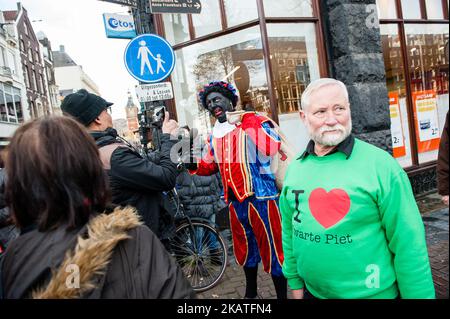 25 novembre, Amsterdam. Patrick Mathurin, qui joue de nouveau cette année le nouveau Saint-Nicolas (de Nieuwe Sint) est arrivé sur son bateau avec ses assistants pour commencer la fête et les bonnes vibes du Nouveau Saint-Nicolas à Amsterdam. Mathurin a déclaré qu'il ne souhaite pas intervenir dans la discussion de Pete. (Photo par Romy Arroyo Fernandez/NurPhoto) Banque D'Images