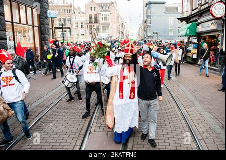 25 novembre, Amsterdam. Patrick Mathurin, qui joue de nouveau cette année le nouveau Saint-Nicolas (de Nieuwe Sint) est arrivé sur son bateau avec ses assistants pour commencer la fête et les bonnes vibes du Nouveau Saint-Nicolas à Amsterdam. Mathurin a déclaré qu'il ne souhaite pas intervenir dans la discussion de Pete. (Photo par Romy Arroyo Fernandez/NurPhoto) Banque D'Images