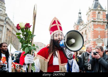 25 novembre, Amsterdam. Patrick Mathurin, qui joue de nouveau cette année le nouveau Saint-Nicolas (de Nieuwe Sint) est arrivé sur son bateau avec ses assistants pour commencer la fête et les bonnes vibes du Nouveau Saint-Nicolas à Amsterdam. Mathurin a déclaré qu'il ne souhaite pas intervenir dans la discussion de Pete. (Photo par Romy Arroyo Fernandez/NurPhoto) Banque D'Images