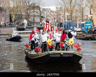 25 novembre, Amsterdam. Patrick Mathurin, qui joue de nouveau cette année le nouveau Saint-Nicolas (de Nieuwe Sint) est arrivé sur son bateau avec ses assistants pour commencer la fête et les bonnes vibes du Nouveau Saint-Nicolas à Amsterdam. Mathurin a déclaré qu'il ne souhaite pas intervenir dans la discussion de Pete. (Photo par Romy Arroyo Fernandez/NurPhoto) Banque D'Images