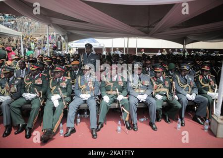 La foule applaudit et danse lors de la cérémonie d'inauguration présidentielle d'Emmerson Mnangagwa à Harare, Zimbabwe, vendredi, 24 novembre 2017. Mnangagwa a été assermenté en tant que président du Zimbabwe après la démission de Robert Mugabe mardi, mettant fin à ses 37 années de règne. (Photo de Belal Khaled/NurPhoto) Banque D'Images