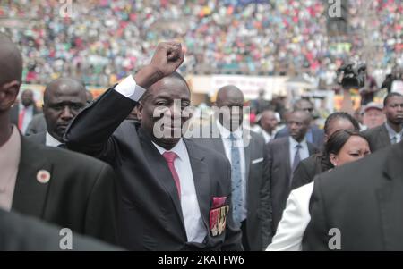 Le nouveau président zimbabwéen intérimaire Emmerson Mnangagwa marche après avoir été officiellement assermenté lors d'une cérémonie à Harare sur 24 novembre 2017. Le président du Zimbabwe récemment assermenté, Emmerson Mnangagwa, s'est engagé, lors de son discours d'investiture sur 24 novembre, à protéger les investissements étrangers dans le pays tout en cherchant à établir ses références économiques. « Dans ce monde global, aucune nation n'est, ne peut ou n'a besoin d'être une île. Tous les investissements étrangers seront sûrs au Zimbabwe », a-t-il déclaré devant une foule de dizaines de milliers lors de sa cérémonie d'inauguration.(photo de Belal Khaled/NurPhoto) Banque D'Images