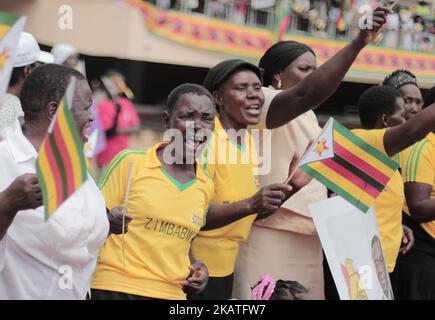 La foule applaudit et danse lors de la cérémonie d'inauguration présidentielle d'Emmerson Mnangagwa à Harare, Zimbabwe, vendredi, 24 novembre 2017. Mnangagwa a été assermenté en tant que président du Zimbabwe après la démission de Robert Mugabe mardi, mettant fin à ses 37 années de règne. (Photo de Belal Khaled/NurPhoto) Banque D'Images