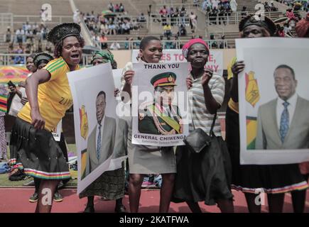 Les partisans tiennent des affiches du président zimbabwéen Emmerson Mnangagwa, récemment assermenté, lors de la cérémonie d'inauguration au stade sportif national de Harare, sur 24 novembre 2017. Le président du Zimbabwe récemment assermenté, Emmerson Mnangagwa, s'est engagé, lors de son discours d'investiture sur 24 novembre, à protéger les investissements étrangers dans le pays tout en cherchant à établir ses références économiques. « Dans ce monde global, aucune nation n'est, ne peut ou n'a besoin d'être une île. Tous les investissements étrangers seront sûrs au Zimbabwe », a-t-il déclaré devant une foule de dizaines de milliers lors de sa cérémonie d'investiture. (Photo de Belal Khaled/NurPhoto) Banque D'Images