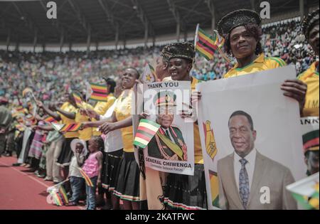 Les partisans tiennent des affiches du président zimbabwéen Emmerson Mnangagwa, récemment assermenté, lors de la cérémonie d'inauguration au stade sportif national de Harare, sur 24 novembre 2017. Le président du Zimbabwe récemment assermenté, Emmerson Mnangagwa, s'est engagé, lors de son discours d'investiture sur 24 novembre, à protéger les investissements étrangers dans le pays tout en cherchant à établir ses références économiques. « Dans ce monde global, aucune nation n'est, ne peut ou n'a besoin d'être une île. Tous les investissements étrangers seront sûrs au Zimbabwe », a-t-il déclaré devant une foule de dizaines de milliers lors de sa cérémonie d'investiture. (Photo de Belal Khaled/NurPhoto) Banque D'Images