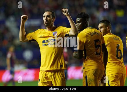 Diego Godin du Club Atletico de Madrid célèbre après avoir mis un but en action lors du match de la Liga entre Levante UD et le Club Atletico de Madrid à l'Estadio Ciutat de Valencia, le 25 novembre 2017 à Valence, Espagne. (Photo de Maria Jose Segovia/NurPhoto) Banque D'Images