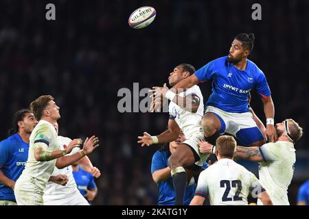 Ah Voir Tuala des Samoa et Semesa Rokoduguni d'Angleterre vies pour le ballon lors de la Old Mutual Wealth Series entre l'Angleterre contre les Samoa au stade de Twickenham , Londres, le 25 novembre 2017 (photo de Kieran Galvin/NurPhoto) Banque D'Images