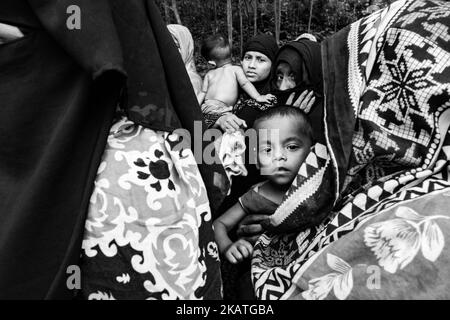 La réfugiée de Rohingya tient son jeune enfant en attente d'une aide médicale dans une clinique de terrain par l'organisation non gouvernementale Mercy Malaysia au camp de réfugiés de Thankhali près de Cox's Bazar, Bangladesh, 24 novembre 2017. (Photo de Szymon Barylski/NurPhoto) Banque D'Images