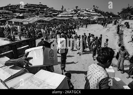 Des volontaires déchargent les secours d'un camion au camp de réfugiés de Jamtoli près de Cox's Bazar, au Bangladesh, en 25 novembre 2017. (Photo de Szymon Barylski/NurPhoto) Banque D'Images