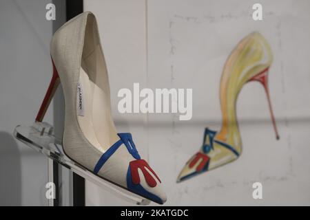 Vue d'une création du designer espagnol Manolo Blahnik lors de l'exposition "l'Art de la Chaussures" présentée par l'artiste lui-même au Musée des Arts décoratifs de Madrid, Espagne, 27 novembre 2017. L'exposition, avec environ 200 chaussures créées par Blahnik sur une période de 45 ans, sera ouverte aux visiteurs du 28 novembre au 8 mars 2018. (Photo par Oscar Gonzalez/NurPhoto) Banque D'Images