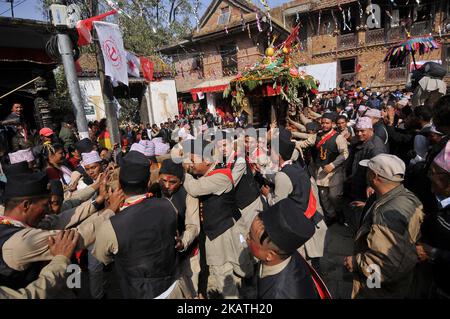 Les dévotés népalais portant le char de la déesse Indrayani lors du festival Indrayani célébré à Kirtipur, Katmandou, Népal, mardi, 28 novembre 2017. C'est la partie du célèbre festival célébré chaque année marquant l'arrivée de l'hiver. Jatras et les festivals font partie de la vie de la communauté de Newar. (Photo de Narayan Maharajan/NurPhoto) Banque D'Images