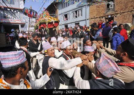 Les dévotés népalais portant le char de la déesse Indrayani lors du festival Indrayani célébré à Kirtipur, Katmandou, Népal, mardi, 28 novembre 2017. C'est la partie du célèbre festival célébré chaque année marquant l'arrivée de l'hiver. Jatras et les festivals font partie de la vie de la communauté de Newar. (Photo de Narayan Maharajan/NurPhoto) Banque D'Images