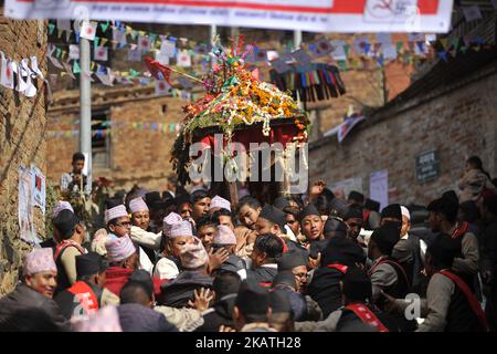 Les dévotés népalais portant le char de la déesse Indrayani lors du festival Indrayani célébré à Kirtipur, Katmandou, Népal, mardi, 28 novembre 2017. C'est la partie du célèbre festival célébré chaque année marquant l'arrivée de l'hiver. Jatras et les festivals font partie de la vie de la communauté de Newar. (Photo de Narayan Maharajan/NurPhoto) Banque D'Images