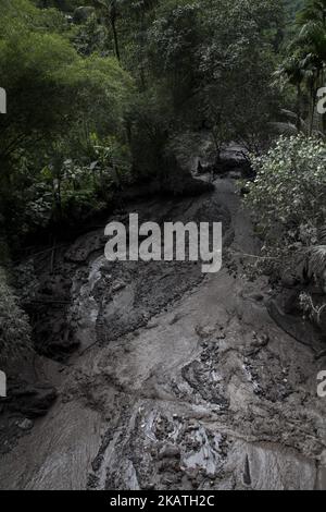 Les citoyens évacuaient et se brachent pour l'éruption du mont Agung à Bali, Karang ASEM, Indonésie sur 28 novembre 2017. Depuis le niveau croissant au niveau 4 qui est l'alerte de statut la plus élevée, éruption du Mont Agung couvrant déjà une partie de Bali avec des cendres, la fermeture de l'aéroport, et le total de 38 milliers de réfugiés. La larve froide a également frappé une rivière près de karang asem donnant de la couleur brune à la rivière et forte odeur de soufre. (Photo par Donal Husni/NurPhoto) Banque D'Images