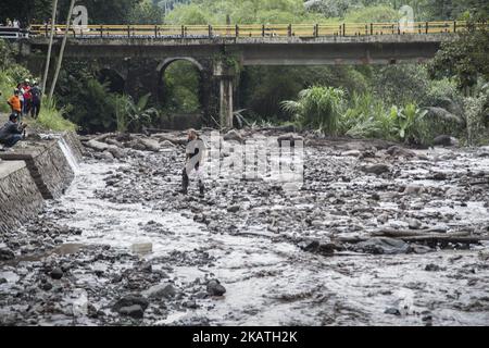 Les citoyens évacuaient et se brachent pour l'éruption du mont Agung à Bali, Karang ASEM, Indonésie sur 28 novembre 2017. Depuis le niveau croissant au niveau 4 qui est l'alerte de statut la plus élevée, éruption du Mont Agung couvrant déjà une partie de Bali avec des cendres, la fermeture de l'aéroport, et le total de 38 milliers de réfugiés. La larve froide a également frappé une rivière près de karang asem donnant de la couleur brune à la rivière et forte odeur de soufre. (Photo par Donal Husni/NurPhoto) Banque D'Images