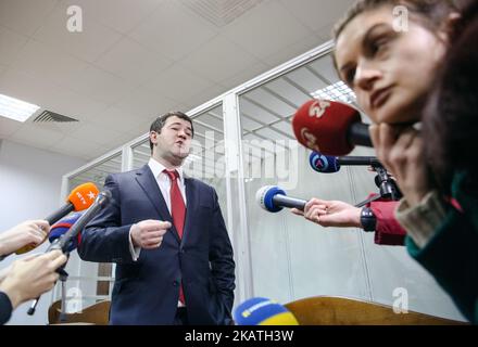 Le chef du service fiscal de l'État ukrainien, Roman Nasirov, s'entretient avec les médias dans une salle d'audience à Kiev, en Ukraine, au sujet de 27 novembre 2017. Le tribunal de district de Shevchenkivskiy de Kiev a décidé d'entendre sur le fond le cas de Nasirov. Roman Nasirov, chef du Service fiscal de l'État d'Ukraine, a été détenu 3 mars 2017 et est accusé d'abus de pouvoir sur le détournement présumé d'environ 75 millions de USD. (Photo par Sergii Kharchenko/NurPhoto) Banque D'Images