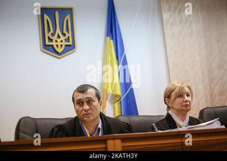 Les juges sont vus dans une salle d'audience à Kiev, en Ukraine, sur 27 novembre 2017 pendant l'audience. Le tribunal de district de Shevchenkivskiy de Kiev a décidé d'entendre sur le fond le cas de Nasirov. Roman Nasirov, chef du Service fiscal de l'État d'Ukraine, a été détenu 3 mars 2017 et est accusé d'abus de pouvoir sur le détournement présumé d'environ 75 millions de USD. (Photo par Sergii Kharchenko/NurPhoto) Banque D'Images