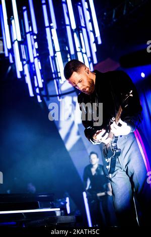 Adam Anderson, du duo pop anglais synth, fait mal à la fabrique en direct à Milan, en Italie, sur 28 novembre 2017. (Photo de Roberto Finizio/NurPhoto) Banque D'Images