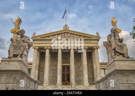 L'université nationale et de Kapodistrian d'Athènes à Panepistimio est l'un des monuments d'Athènes situé au centre-ville avec une station de métro, appelée « Panepistimio » et traduit comme université. Il y a beaucoup de sculptures classiques de la mythologie grecque antique et de l'architecture ancienne traditionnelle, comme les colonnes ou la façade avec les dieux Olympiens. L'endroit à proximité est également l'Académie d'Athènes. De nombreux touristes visitent l'endroit pour admirer un bâtiment complet avec l'architecture ancienne. Ce lieu est le symbole de l'éducation. (Photo de Nicolas Economou/NurPhoto) Banque D'Images