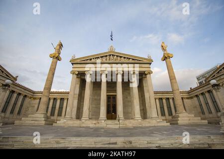 L'université nationale et de Kapodistrian d'Athènes à Panepistimio est l'un des monuments d'Athènes situé au centre-ville avec une station de métro, appelée « Panepistimio » et traduit comme université. Il y a beaucoup de sculptures classiques de la mythologie grecque antique et de l'architecture ancienne traditionnelle, comme les colonnes ou la façade avec les dieux Olympiens. L'endroit à proximité est également l'Académie d'Athènes. De nombreux touristes visitent l'endroit pour admirer un bâtiment complet avec l'architecture ancienne. Ce lieu est le symbole de l'éducation. (Photo de Nicolas Economou/NurPhoto) Banque D'Images