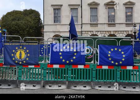 Les drapeaux de l'Union européenne se brandrent devant les chambres du Parlement, à Londres, sur 29 novembre 2017. Le Royaume-Uni a cédé aux exigences de l'UE sur le projet de loi sur le divorce du Brexit, ce qui pourrait entraîner le paiement de 50bn GBP par le Royaume-Uni à Bruxelles. (Photo par Alberto Pezzali/NurPhoto) Banque D'Images