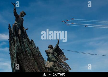 Des avions de l'équipe aérobatique Jupiter de l'Armée de l'Air indonésienne survolent le monument de danse Zapin sur 29 novembre 2017 à Pekanbaru, province de Riau, indonésie l'équipe aérobatique Jupiter est l'équipe d'exposition acrobatique actuelle de l'Armée de l'Air indonésienne qui vole avec six avions KT-1B Wong Bee peints en rouge et blanc. (Photo par Afrianto Silahi/NurPhoto) Banque D'Images