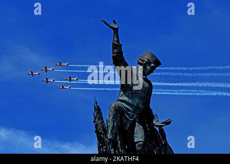 Des avions de l'équipe aérobatique Jupiter de l'Armée de l'Air indonésienne survolent le monument de danse Zapin sur 29 novembre 2017 à Pekanbaru, province de Riau, indonésie l'équipe aérobatique Jupiter est l'équipe d'exposition acrobatique actuelle de l'Armée de l'Air indonésienne qui vole avec six avions KT-1B Wong Bee peints en rouge et blanc. (Photo par Afrianto Silahi/NurPhoto) Banque D'Images