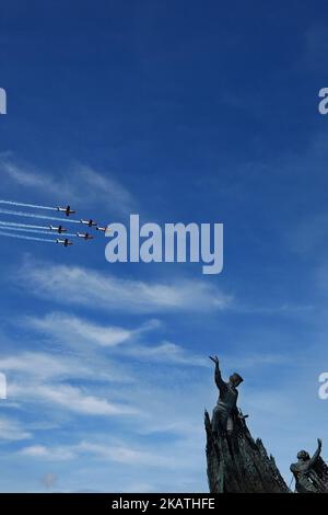 Des avions de l'équipe aérobatique Jupiter de l'Armée de l'Air indonésienne survolent le monument de danse Zapin sur 29 novembre 2017 à Pekanbaru, province de Riau, indonésie l'équipe aérobatique Jupiter est l'équipe d'exposition acrobatique actuelle de l'Armée de l'Air indonésienne qui vole avec six avions KT-1B Wong Bee peints en rouge et blanc. (Photo par Afrianto Silahi/NurPhoto) Banque D'Images