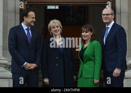 (Gauche-droite) Leo Varadkar, Heather Humphries, Ruth Furney et Simon Coveney dans les édifices gouvernementaux cet après-midi. Le Premier ministre irlandais (Taoiseach) Leo Varadkar nomme le ministre des Affaires étrangères Simon Coveney vice-premier ministre à Dublin, Irlande, le jeudi 30 novembre 2017. Photo par Artur Widak Banque D'Images