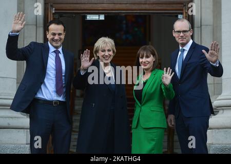 (Gauche-droite) Leo Varadkar, Heather Humphries, Ruth Furney et Simon Coveney dans les édifices gouvernementaux cet après-midi. Le Premier ministre irlandais (Taoiseach) Leo Varadkar nomme le ministre des Affaires étrangères Simon Coveney vice-premier ministre à Dublin, Irlande, le jeudi 30 novembre 2017. Photo par Artur Widak Banque D'Images