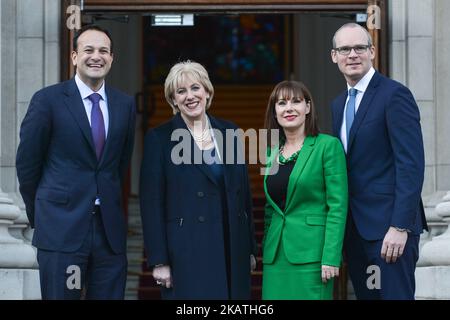 (Gauche-droite) Leo Varadkar, Heather Humphries, Ruth Furney et Simon Coveney dans les édifices gouvernementaux cet après-midi. Le Premier ministre irlandais (Taoiseach) Leo Varadkar nomme le ministre des Affaires étrangères Simon Coveney vice-premier ministre à Dublin, Irlande, le jeudi 30 novembre 2017. Photo par Artur Widak Banque D'Images