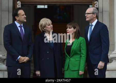 (Gauche-droite) Leo Varadkar, Heather Humphries, Ruth Furney et Simon Coveney dans les édifices gouvernementaux cet après-midi. Le Premier ministre irlandais (Taoiseach) Leo Varadkar nomme le ministre des Affaires étrangères Simon Coveney vice-premier ministre à Dublin, Irlande, le jeudi 30 novembre 2017. Photo par Artur Widak Banque D'Images