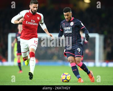 Elias Kachunga, de Huddersfield Town, bat Olivier Giroud, d'Arsenal, lors du match de la Premier League entre Arsenal et Huddersfield Town, à Emirates Stadium, Londres, Angleterre, le 29 novembre 2017. (Photo de Kieran Galvin/NurPhoto) Banque D'Images