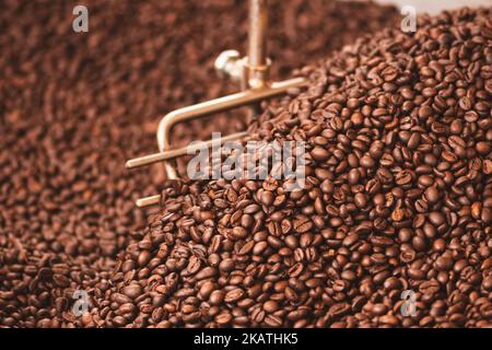 Torréfaction de grains de café dans une vieille machine à rôtir ou rôtir à l'ancienne professionnelle, gros plan Banque D'Images