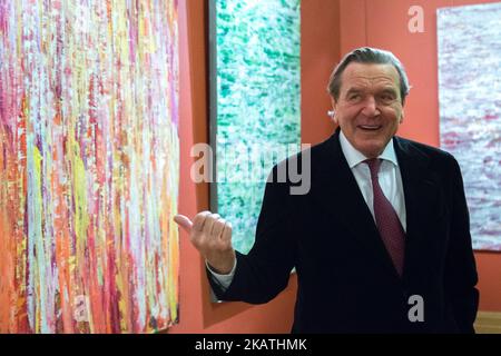 Nord Stream 2 Président du Conseil et ancien chancelier allemand Gerhard Schroeder assiste à l'ouverture de l'exposition Personal Path des œuvres de l'artiste américaine Susan Swartz au Musée russe d'Etat, à Saint-Pétersbourg, en Russie, le 28 novembre 2017. (Photo par Igor Russak/NurPhoto) Banque D'Images