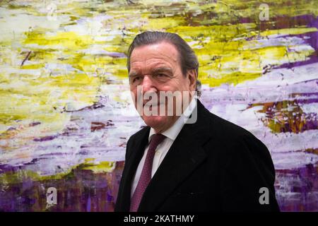 Nord Stream 2 Président du Conseil et ancien chancelier allemand Gerhard Schroeder assiste à l'ouverture de l'exposition Personal Path des œuvres de l'artiste américaine Susan Swartz au Musée russe d'Etat, à Saint-Pétersbourg, en Russie, le 28 novembre 2017. (Photo par Igor Russak/NurPhoto) Banque D'Images