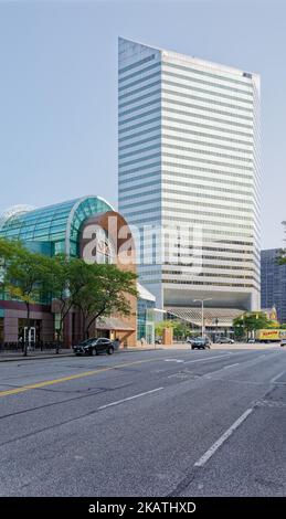 Un Cleveland Center, gratte-ciel dans le centre-ville de Cleveland. Galleria à Erieview, avant-plan gauche. Banque D'Images