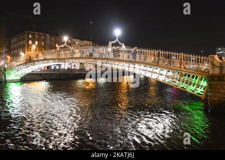 Vue nocturne sur le pont Ha'penny de Dublin. Le lundi 27 novembre 2017, sur le quai Georges, à Dublin, en Irlande. (Photo par Artur Widak/NurPhoto) Banque D'Images